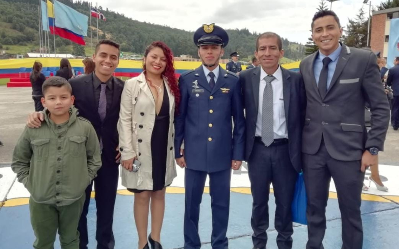 El Aerotécnico Jordán, es un joven boyacense, integrante del curso No.91 de la Escuela de Suboficiales, quien luego de culminar su servicio militar en las filas de la Fuerza Aérea Colombiana, cumplió el sueño de convertirse en Suboficial de la Institución.  