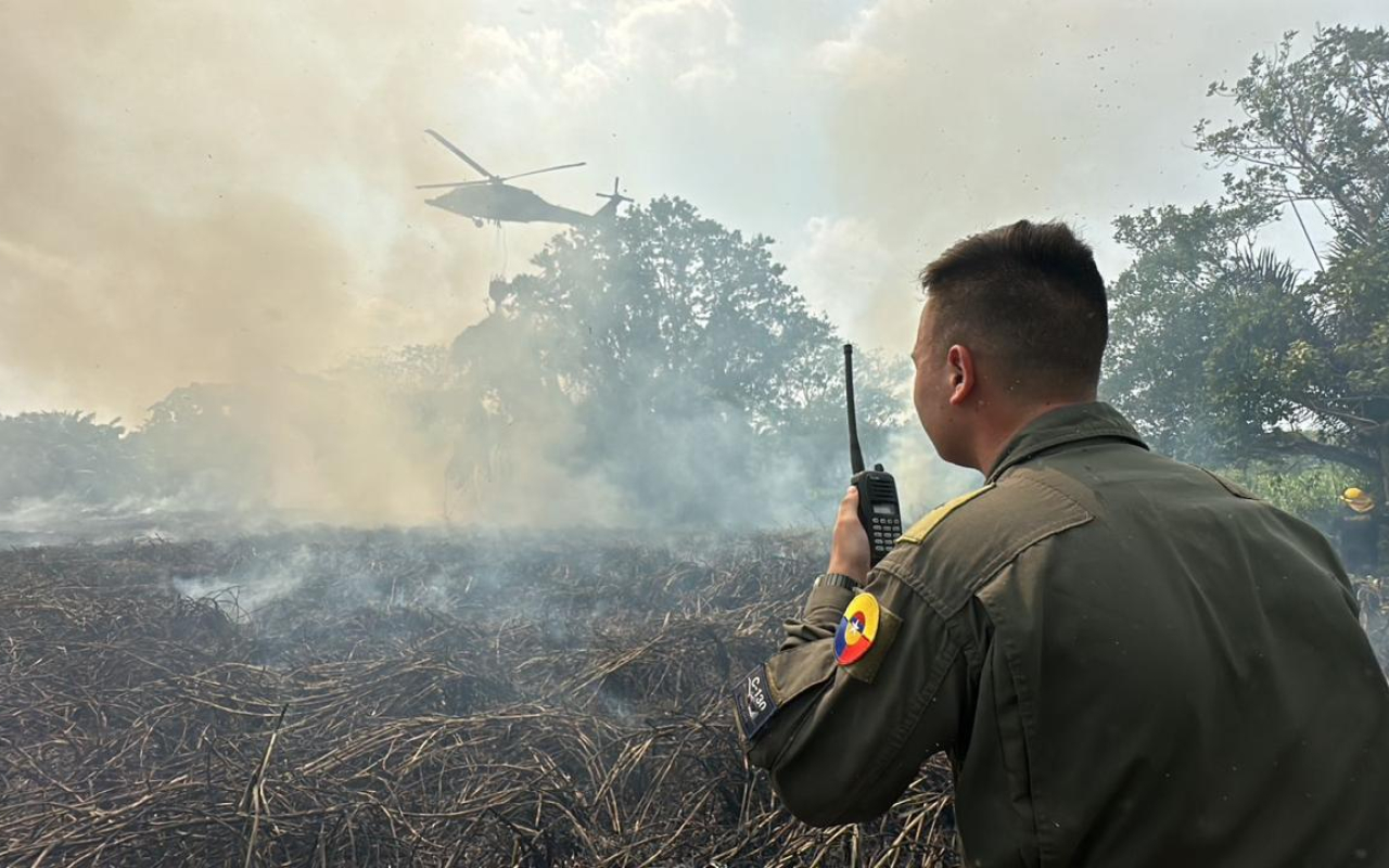 Dos capacidades de su Fuerza Aeroespacial unen esfuerzos para extinguir incendio forestal en Barrancabermeja 