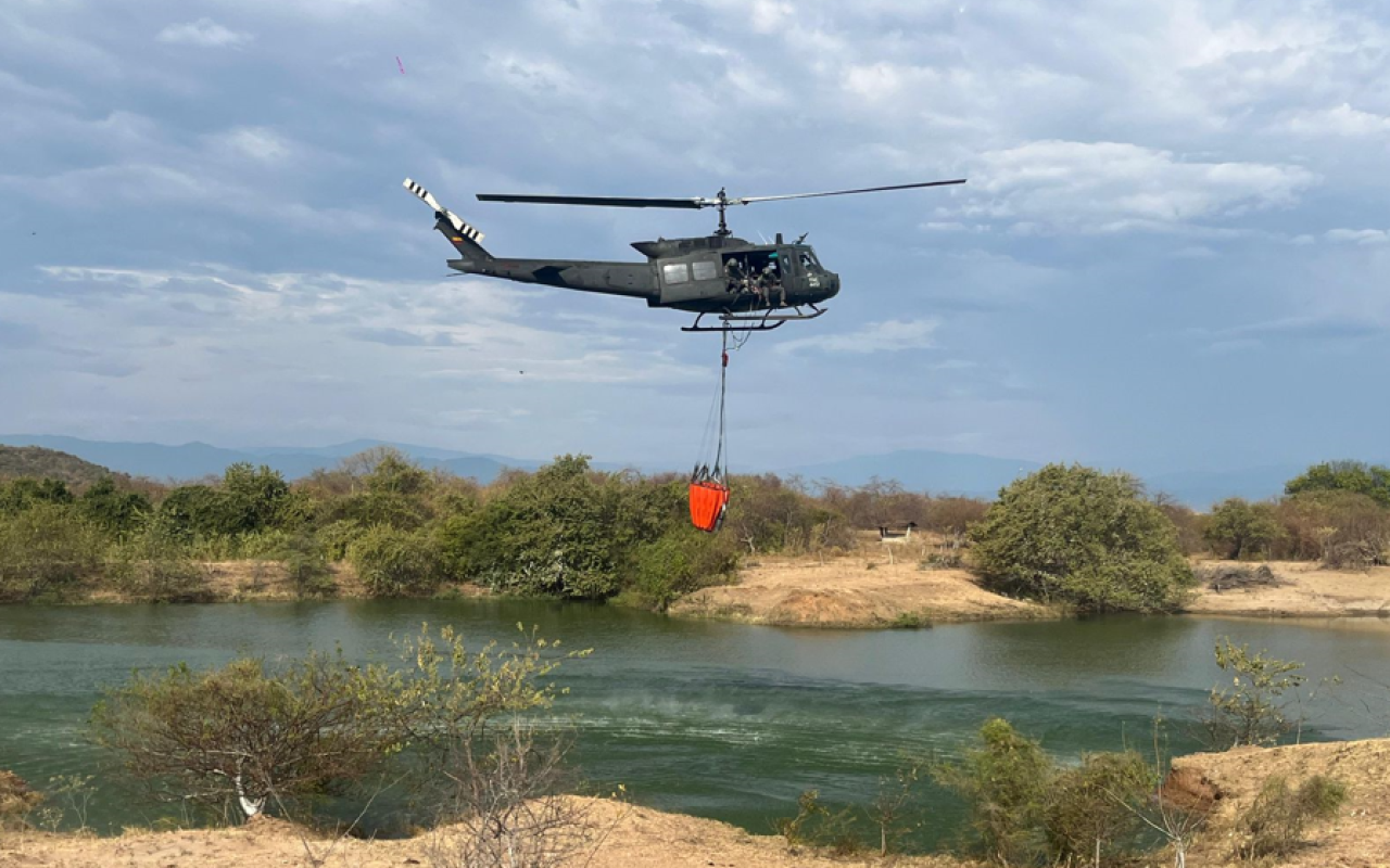 Continúan las operaciones paContinúan las operaciones para combatir los incendios forestales en Aipe, Huilara combatir los incendios forestales en Aipe, Huila