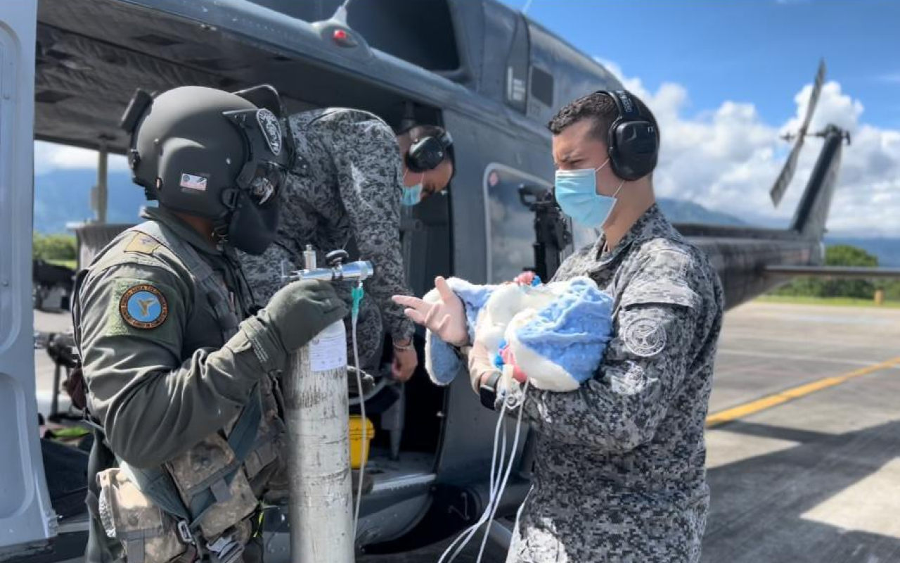 Bebé recién nacido fue evacuado por su Fuerza Aérea para salvar su vida 