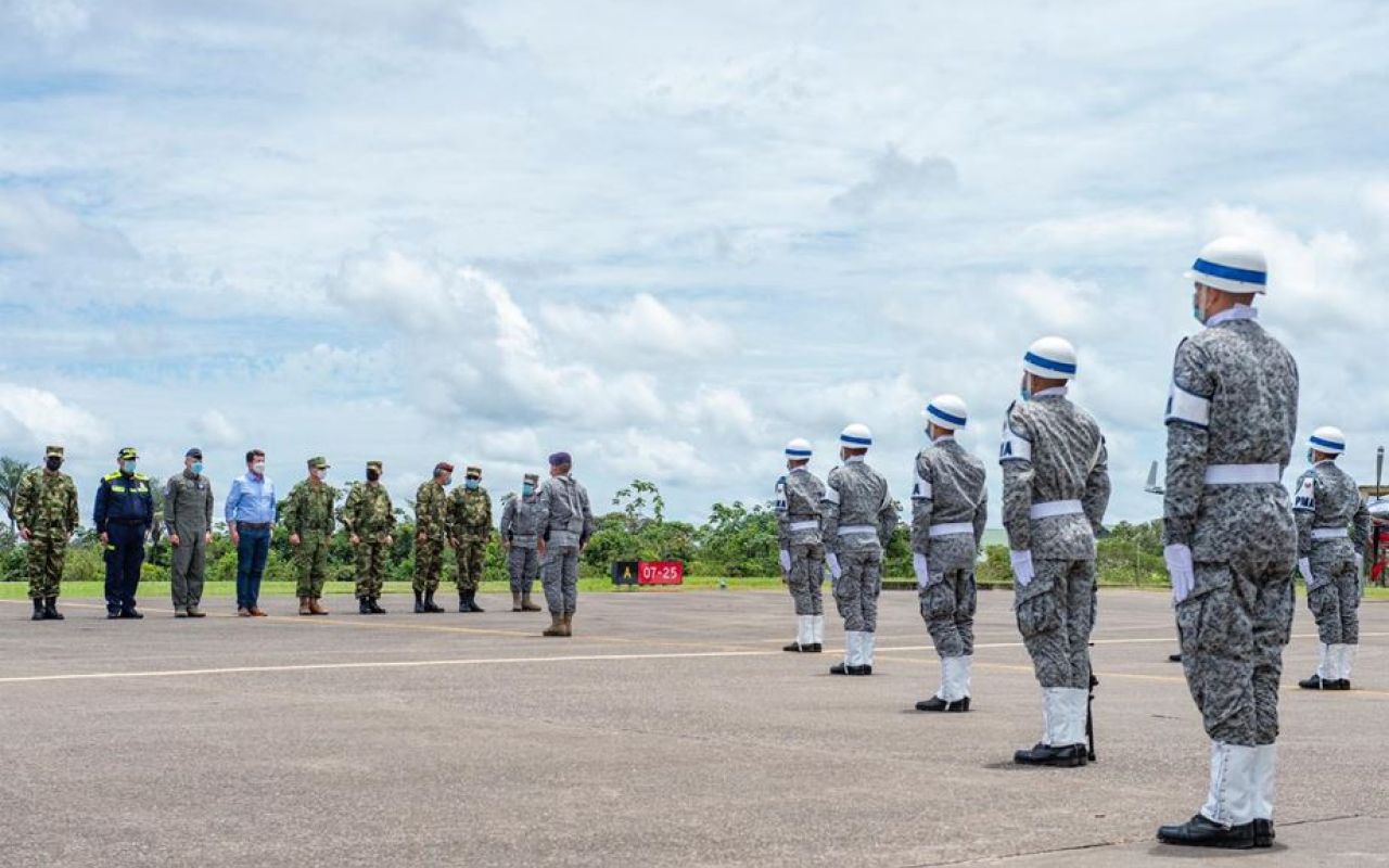 El Señor ministro de Defensa Diego Molano Aponte visitó las Instalaciones del Comando Aéreo de Combate No.6, acompañado de la cúpula militar, y su esquema de seguridad, seguido se desplazó a Florencia para llevar a cabo un consejo de seguridad.