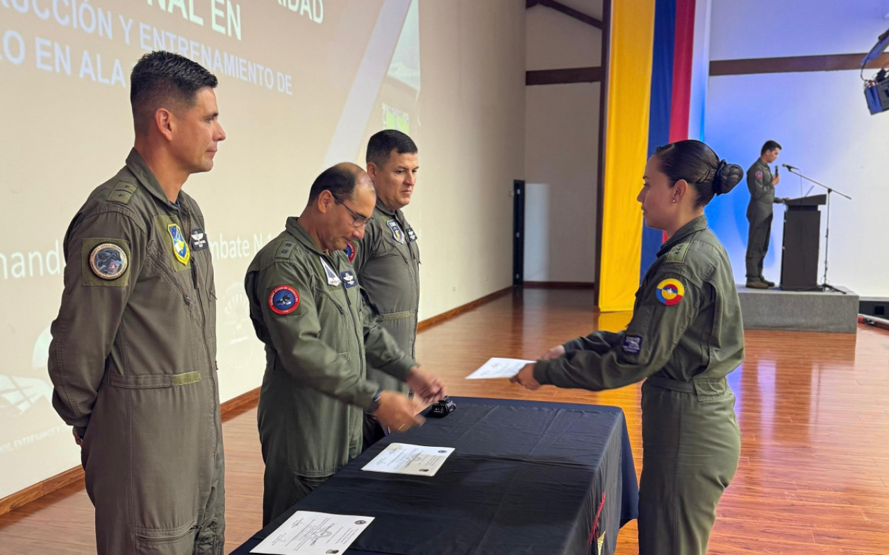 Pilotos y tripulantes participaron en seminario para fortalecer doctrina y seguridad operacional