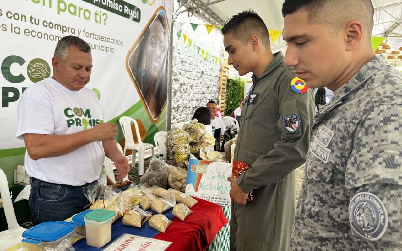 Proyecto productivo apoyado por su Fuerza Aérea participó en la Novena Feria Agroindustrial de Tuluá