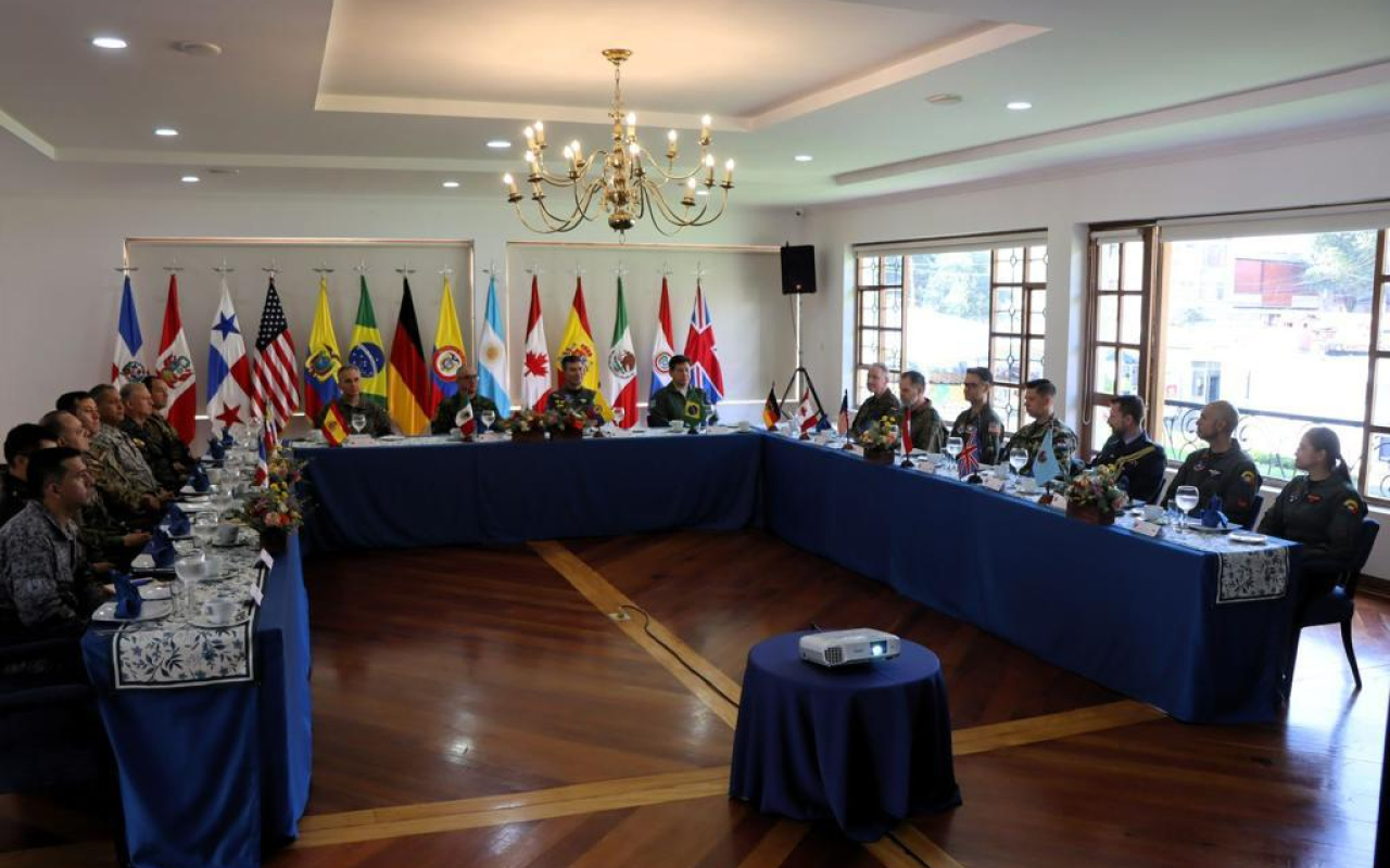Comandante de la Fuerza Aeroespacial Colombiana se reúne con agregados acreditados en Colombia