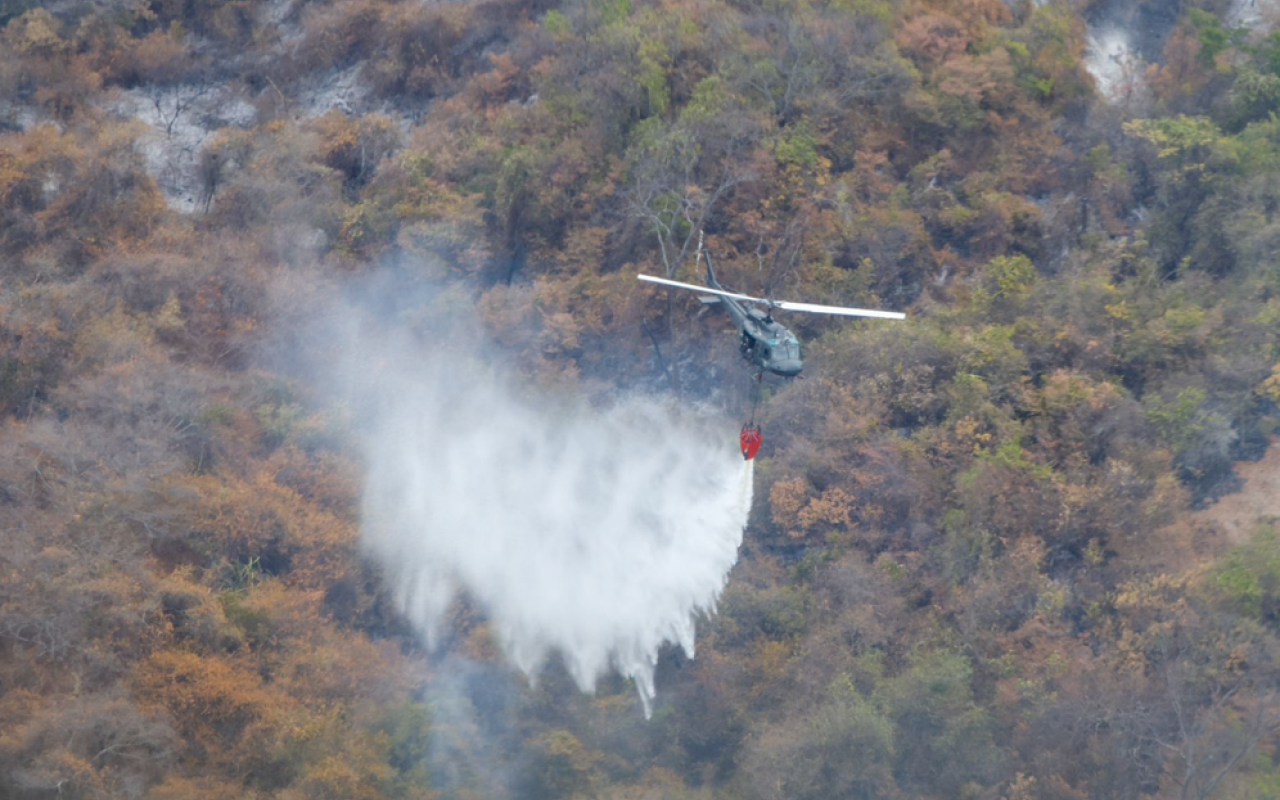 Continúan las operaciones para combatir los incendios forestales en Aipe, Huila