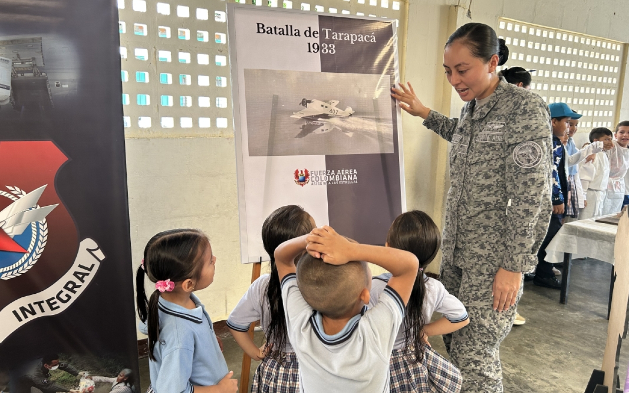 Fuerza Aeroespacial participó en la Feria de Ciencia de una entidad educativa en Leticia 