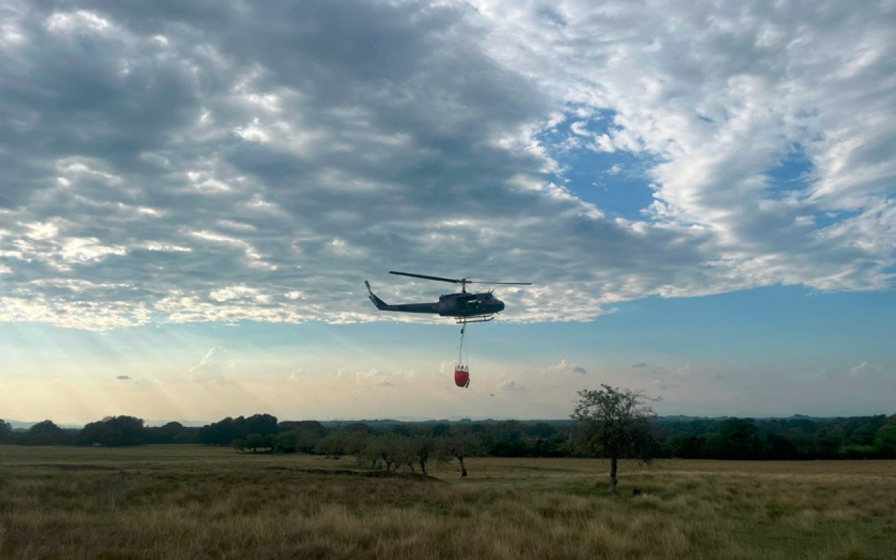 Apoyo aéreo mitiga incendios forestales en Prado, Tolima Apoyo aéreo mitiga incendios forestales en Prado, Tolima