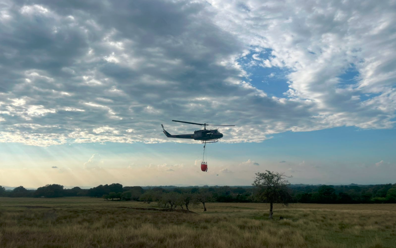 Apoyo aéreo mitiga incendios forestales en Prado, Tolima