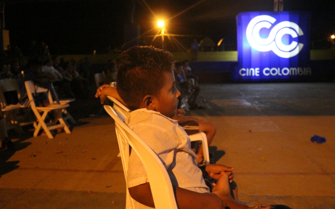 Su Fuerza Aérea y Cine Colombia llevaron alegría a los niños de Solano, Caquetá 