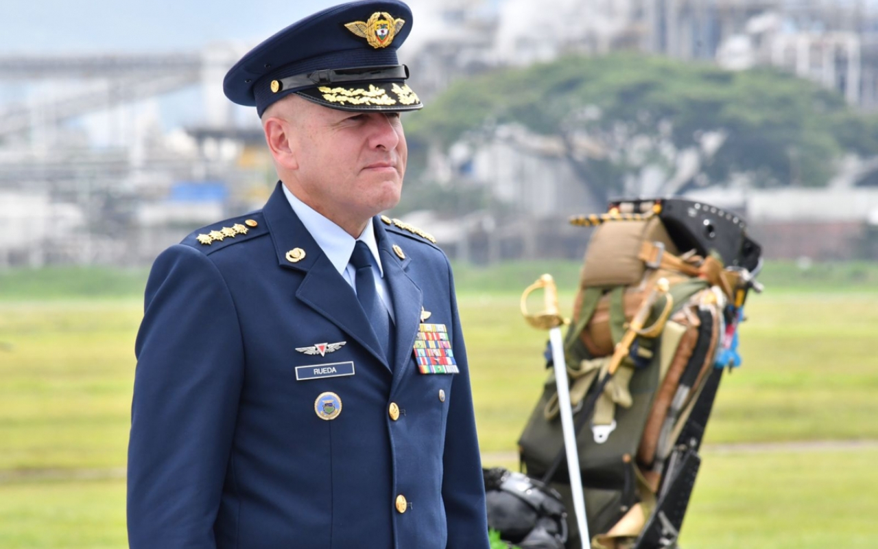 Nuevo comandante de la Fuerza Aérea Colombiana reconoció y tomó mando de sus tropas