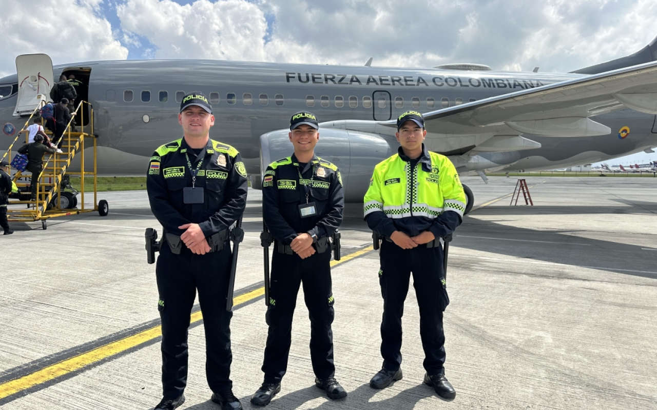 Uniformados de la Policía Nacional son transportados por la Fuerza Aeroespacial para fortalecer seguridad del carnaval de Pasto, Nariño