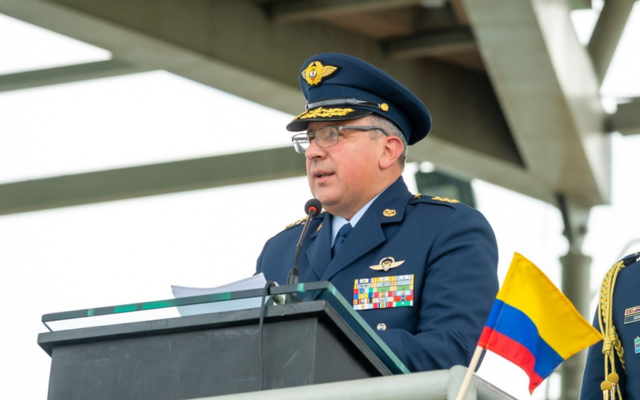 Nuevo comandante de la Fuerza Aérea Colombiana reconoció y tomó mando de sus tropas