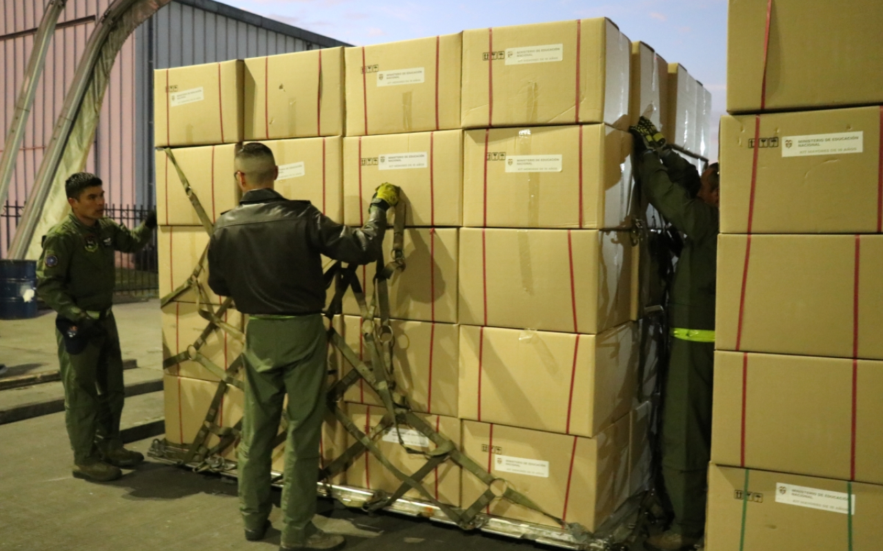 729 cajas con kits escolares llegaron al Vaupés en aeronave de su Fuerza Aérea Colombiana
