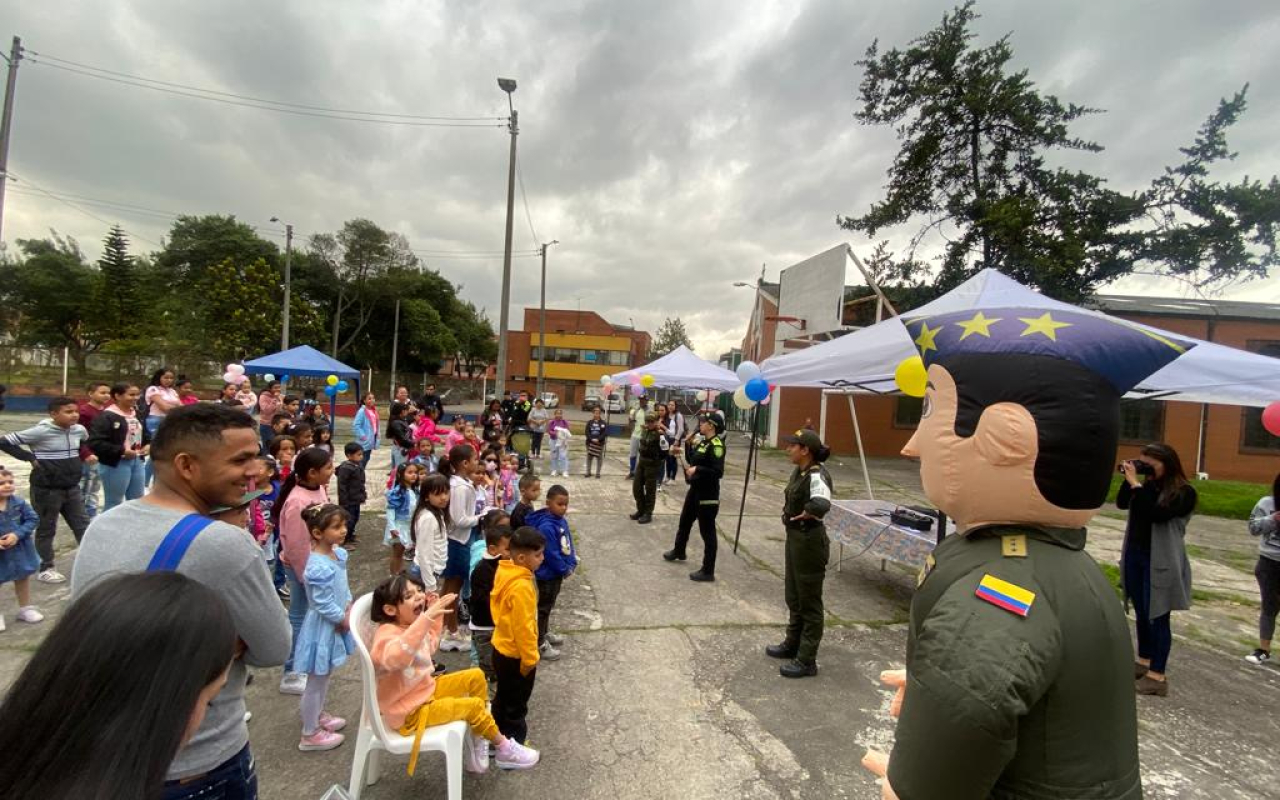 Niños de la localidad de Kennedy en Bogotá celebraron su día con la Fuerza Aérea
