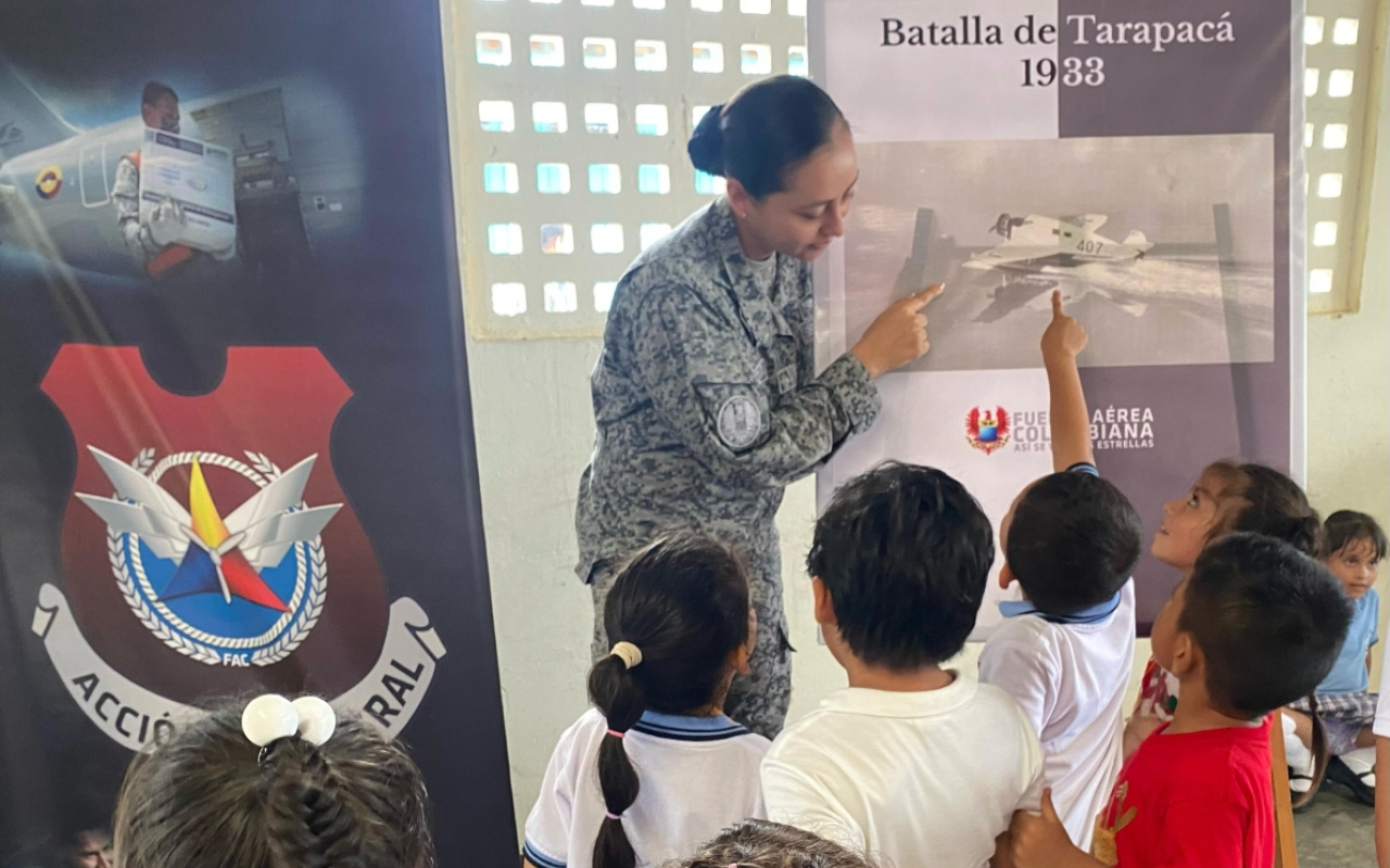 Fuerza Aeroespacial participó en la Feria de Ciencia de una entidad educativa en Leticia 