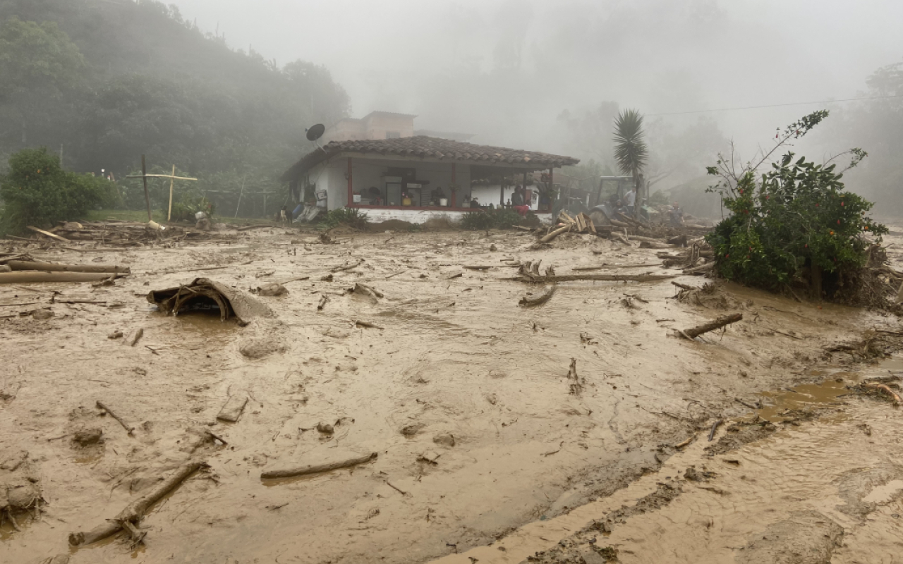 Fuerza Aérea Colombiana, sobrevoló zona afectada por avalancha en Montebello, Antioquia