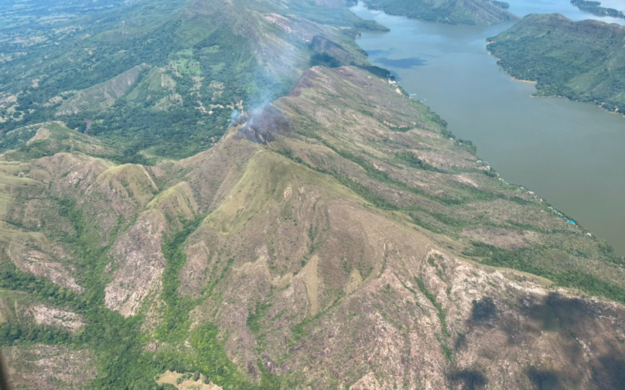 Apoyo aéreo mitiga incendios forestales en Prado, Tolima Apoyo aéreo mitiga incendios forestales en Prado, Tolima