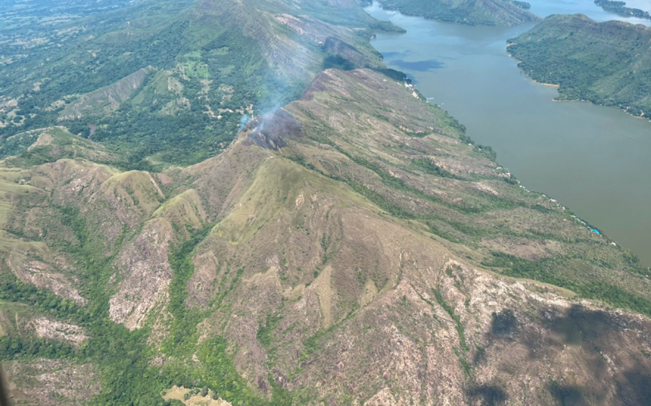 Apoyo aéreo mitiga incendios forestales en Prado, Tolima