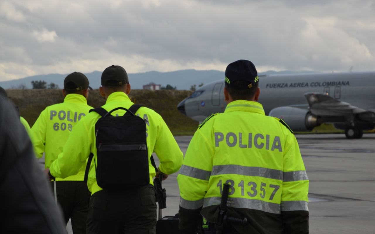 Uniformados de la Policía Nacional son transportados por la Fuerza Aeroespacial para fortalecer seguridad del carnaval de Pasto, Nariño