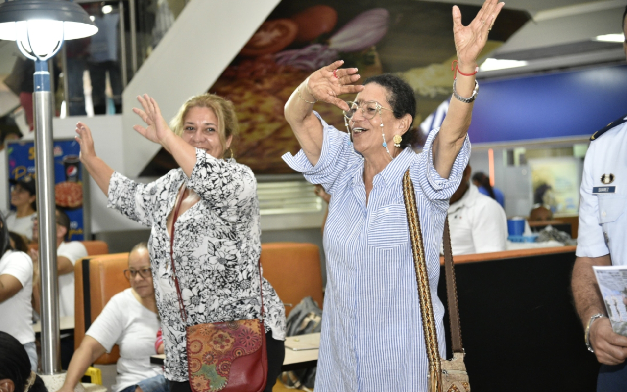 Operación Gratitud llevó alegría a los habitantes de Cali Operación Gratitud llevó alegría a los habitantes de Cali
