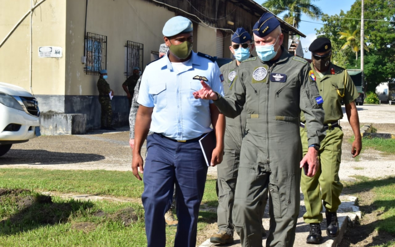 Fuerza Aérea Colombiana y Fuerza de Defensa de Bélice reafirman compromisos en lucha contra el narcotráfico