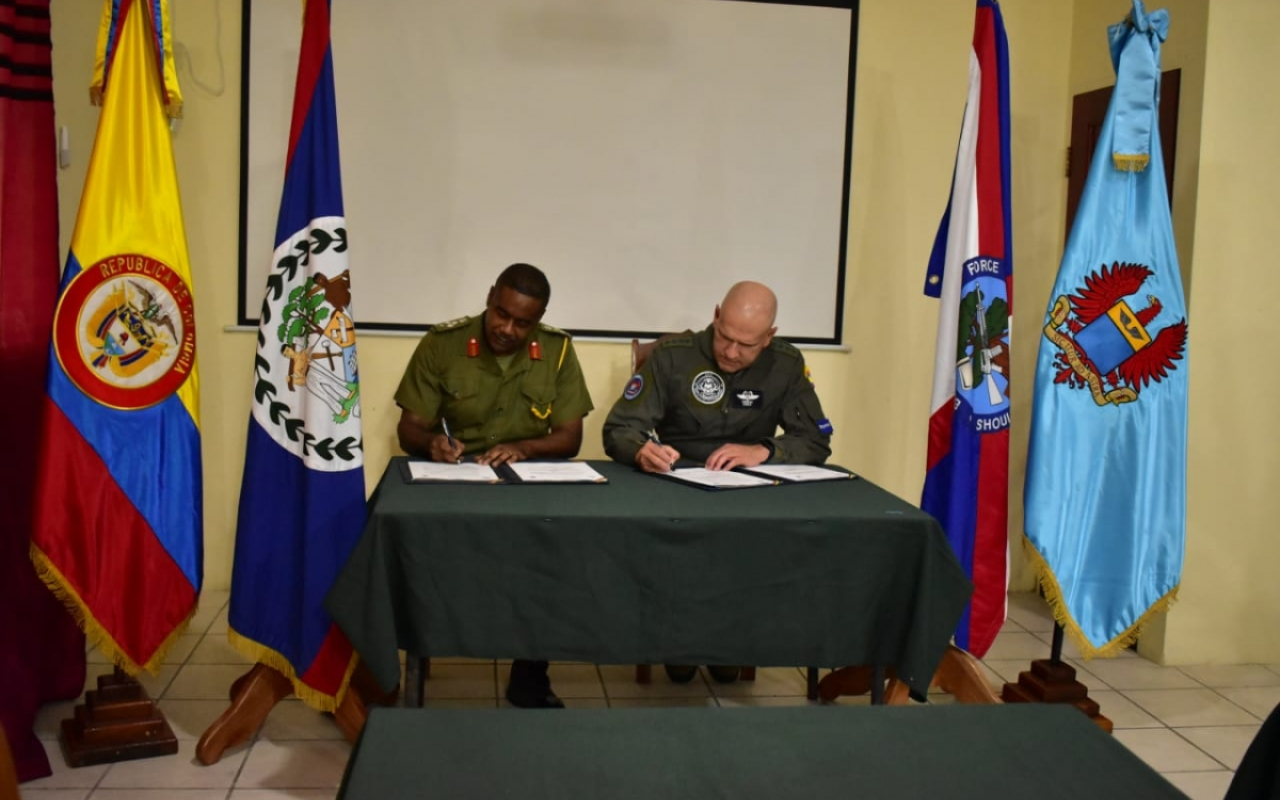 Fuerza Aérea Colombiana y Fuerza de Defensa de Bélice reafirman compromisos en lucha contra el narcotráfico