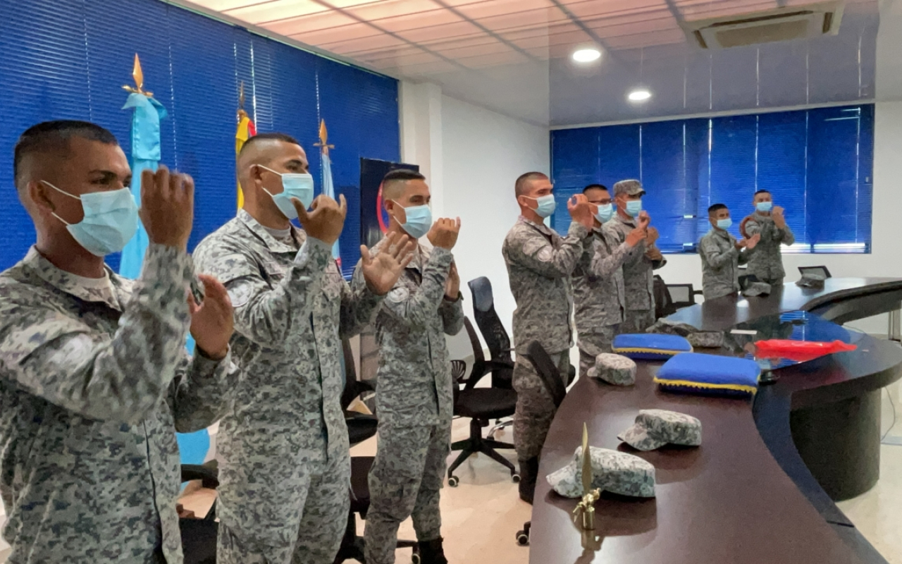Soldados del Grupo Aéreo del Casanare se certificaron en curso básico en lengua de señas 