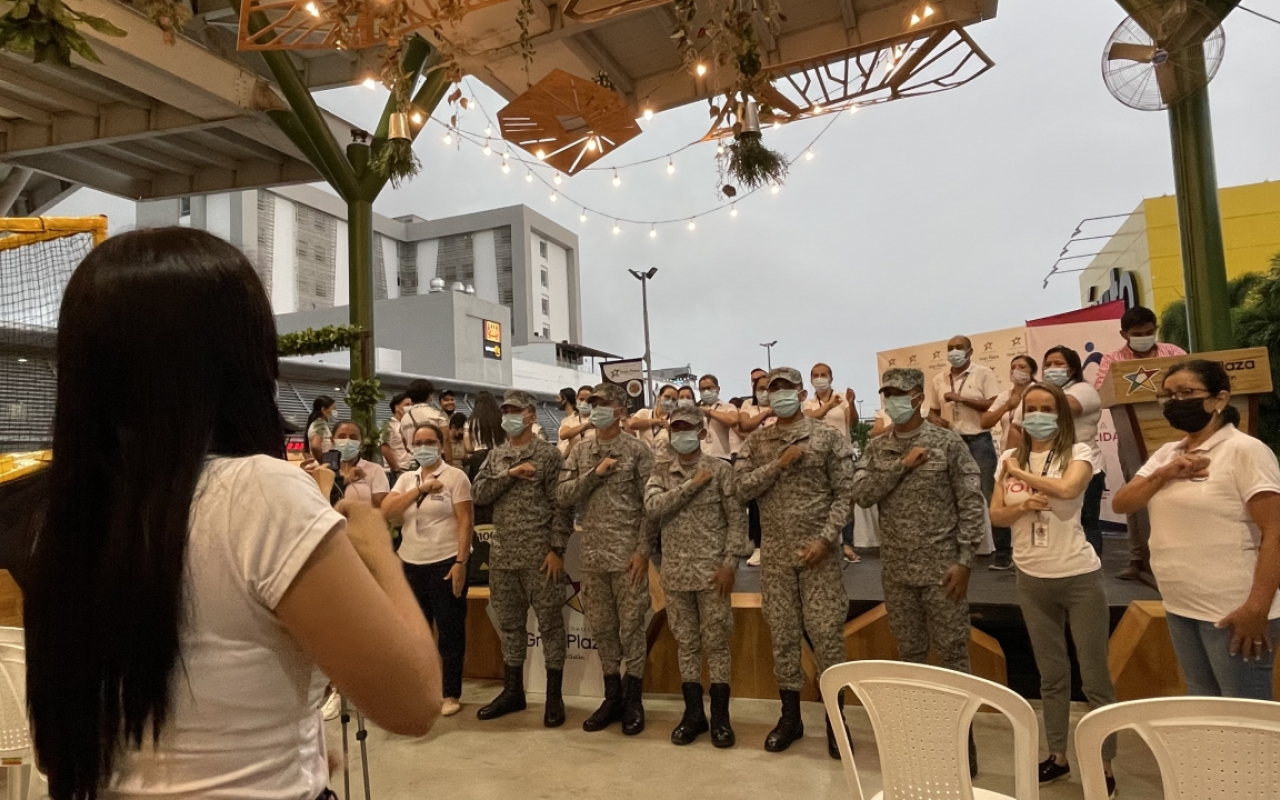 Soldados del Grupo Aéreo del Casanare, participan en la celebración del Día Internacional de las Personas Sordas