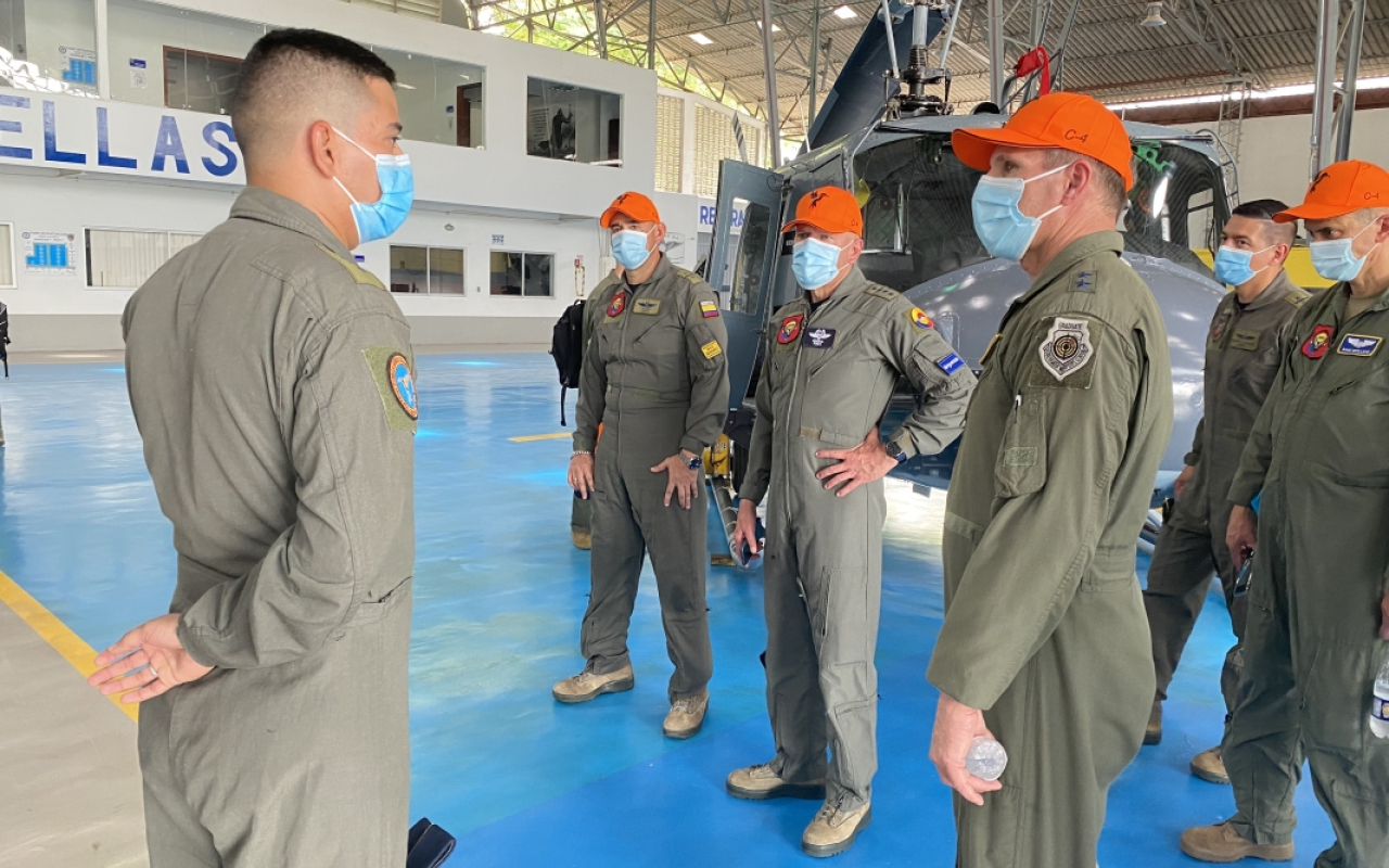 Comandante de la 12a Fuerza Aérea de los Estados Unidos visita el CACOM 4