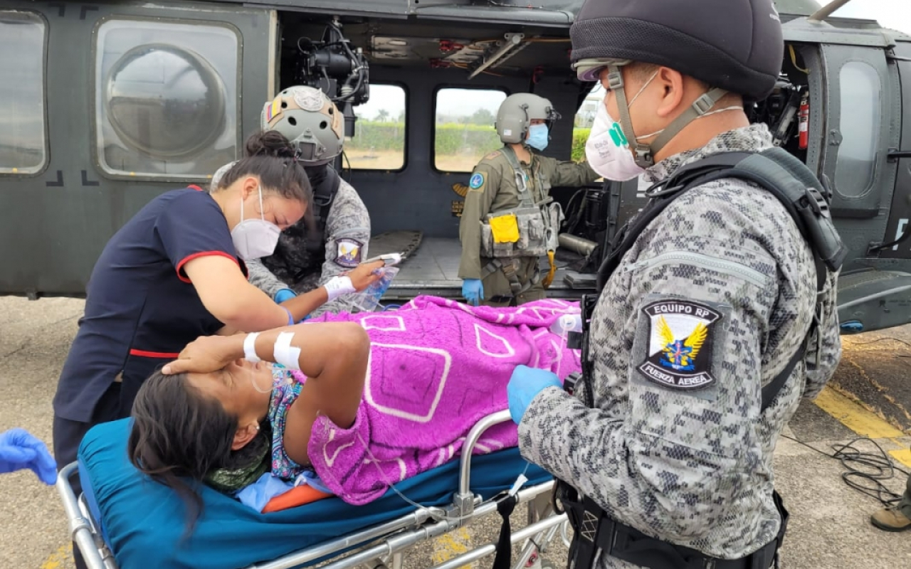 Mujer indígena en estado de gestación, es trasladada gracias a su Fuerza Aérea Colombiana