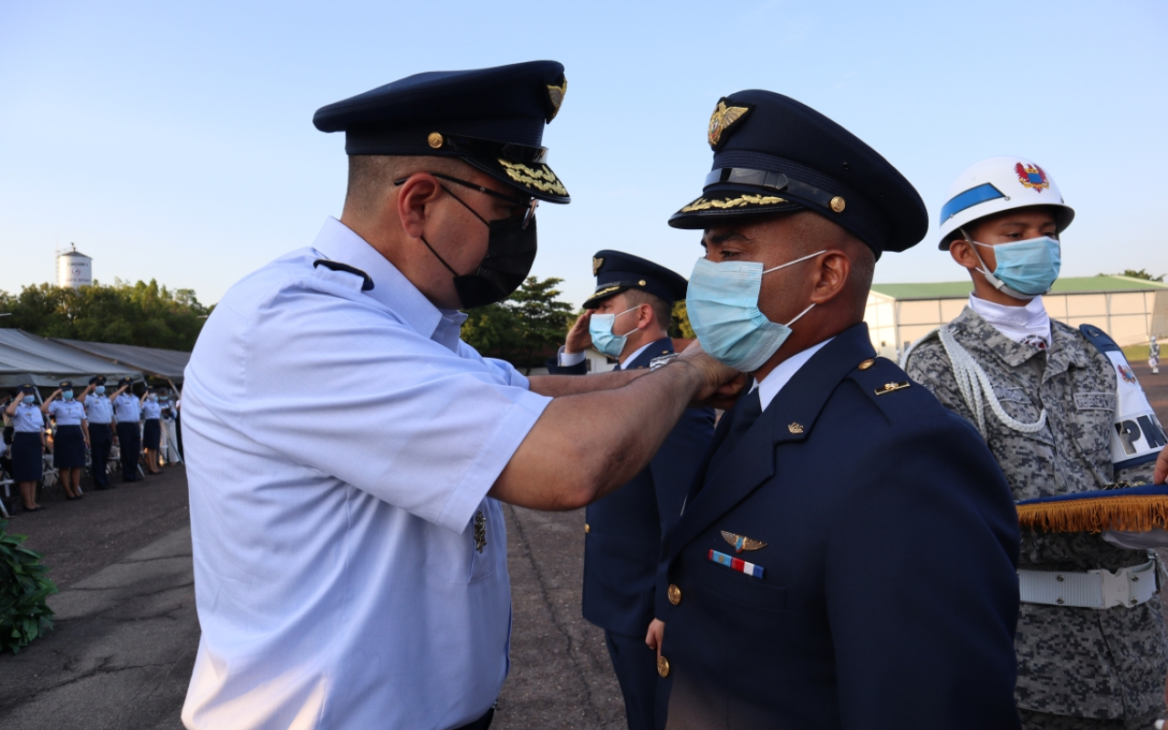 Ceremonia de ascenso de Oficiales en el Comando Aéreo de Combate No.1