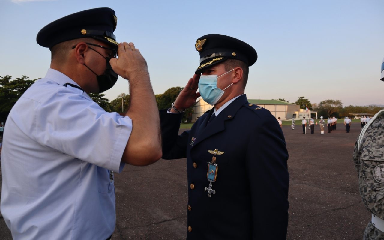 Ceremonia de ascenso de Oficiales en el Comando Aéreo de Combate No.1