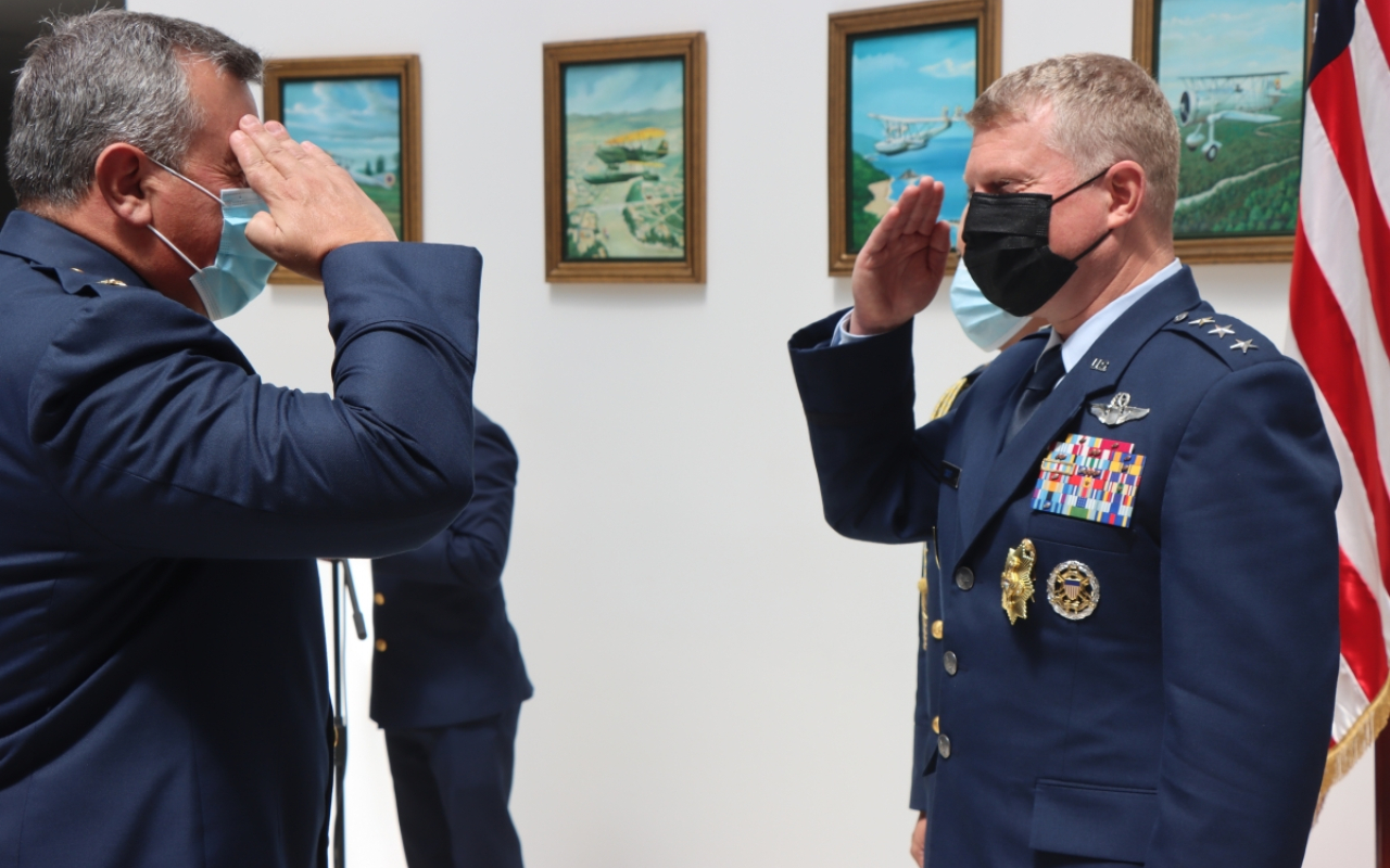 Condecoración “Cruz de la Fuerza Aérea” fue impuesta al General Andrew Croft por sus invaluables servicios a Colombia