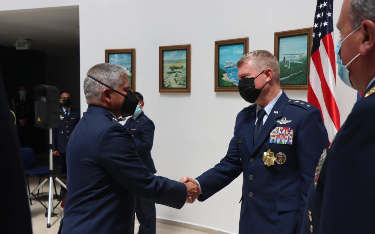 Condecoración “Cruz de la Fuerza Aérea” fue impuesta al General Andrew Croft por sus invaluables servicios a Colombia