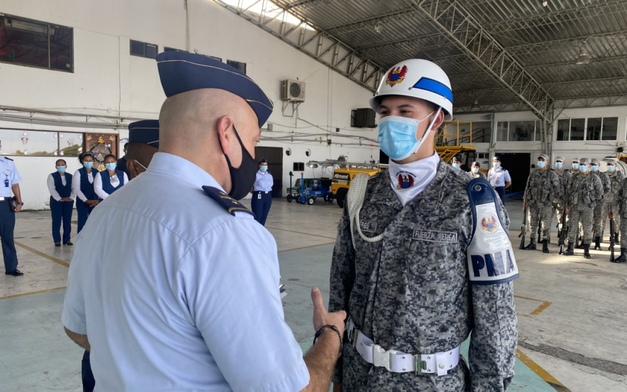 Ejemplo de progreso en soldados de su Fuerza Aérea Colombiana 
