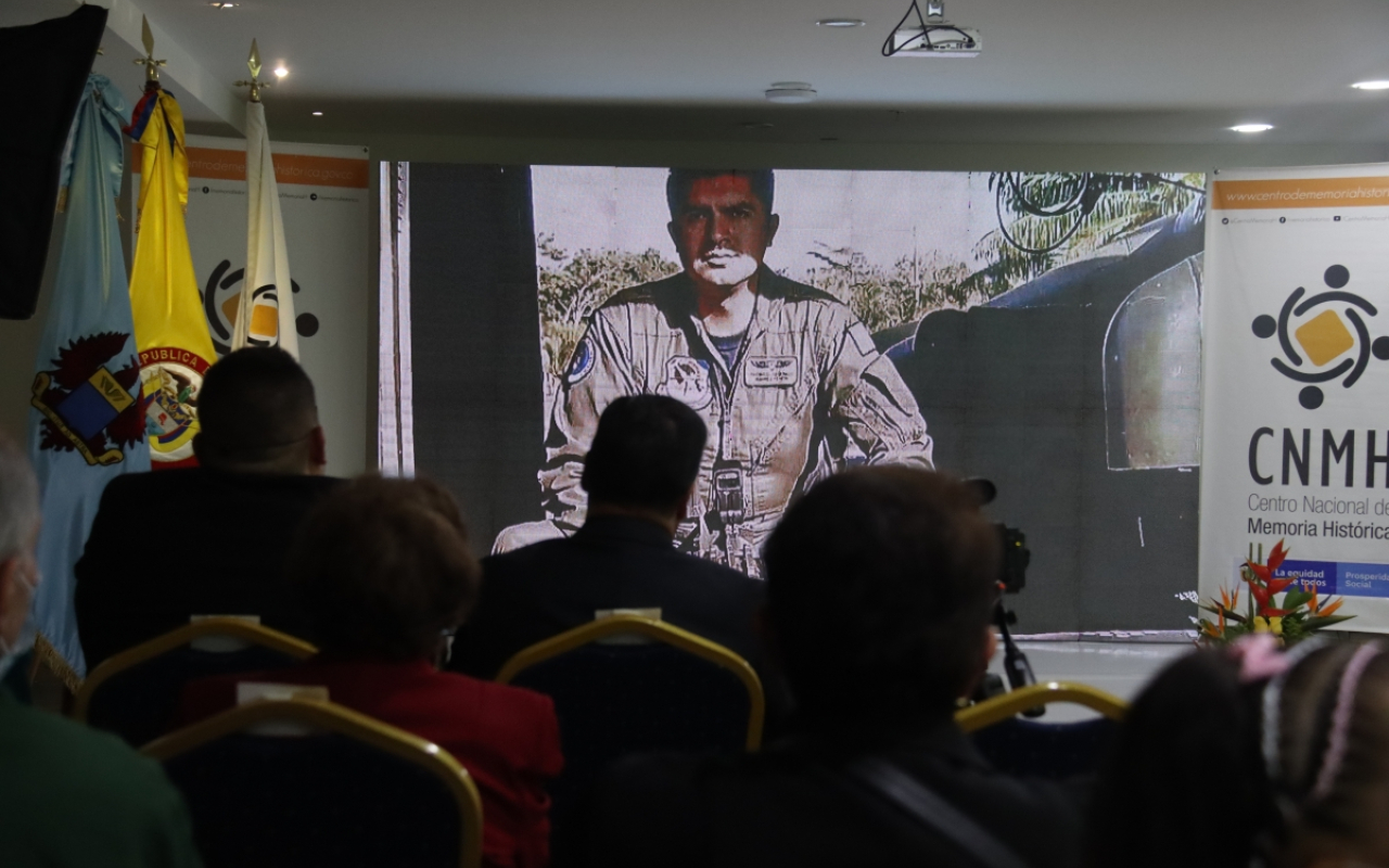 Lanzamiento documental “Víctimas anónimas: Los militares y civiles de la Fuerza Aérea Colombiana y sus familias reconstruyéndose desde el dolor”