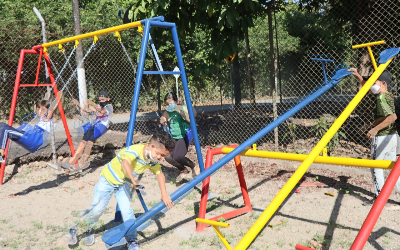 Niños de la vereda Santa Rosa estrenan parque infantil gracias a su Fuerza Aérea 
