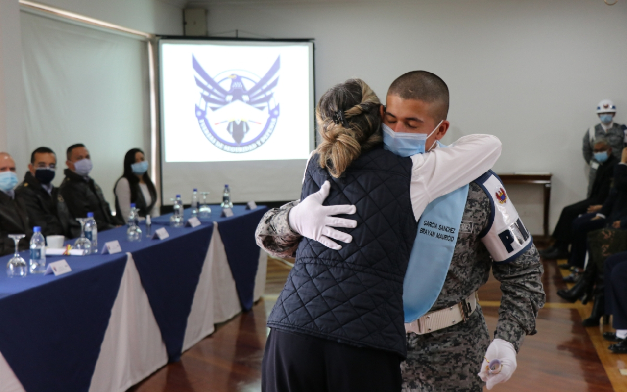 Soldados colombianos finalizan el bachillerato, durante su servicio militar en la Fuerza Aérea