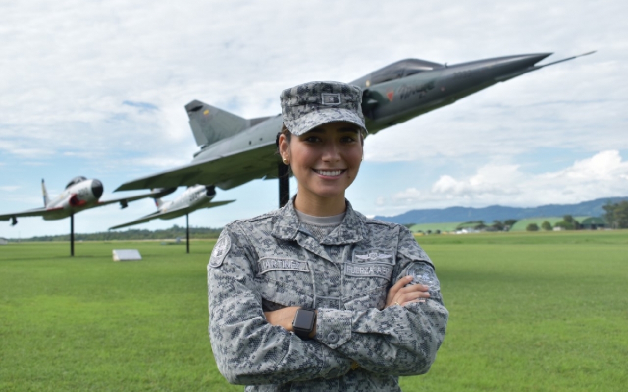 Mujer militar que con su vocación al servicio contribuye al desarrollo de la comunidad