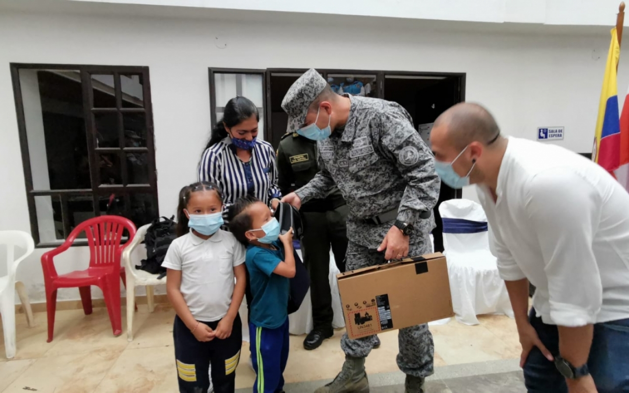 Niños en Yacopí reciben computadores y kits escolares por parte del “Plan Corazón Amigo”