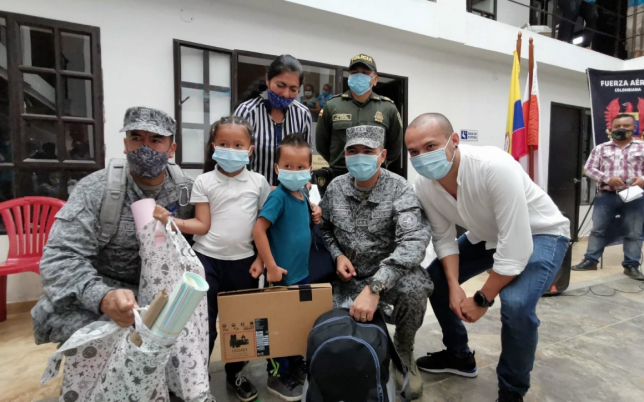 Niños en Yacopí reciben computadores y kits escolares por parte del “Plan Corazón Amigo”