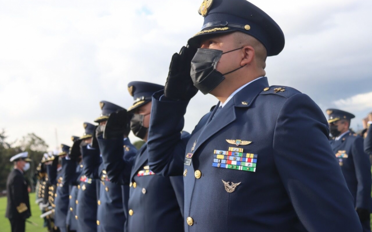 16 Oficiales de su Fuerza Aérea Colombiana ascendieron al grado de Coronel en Bogotá