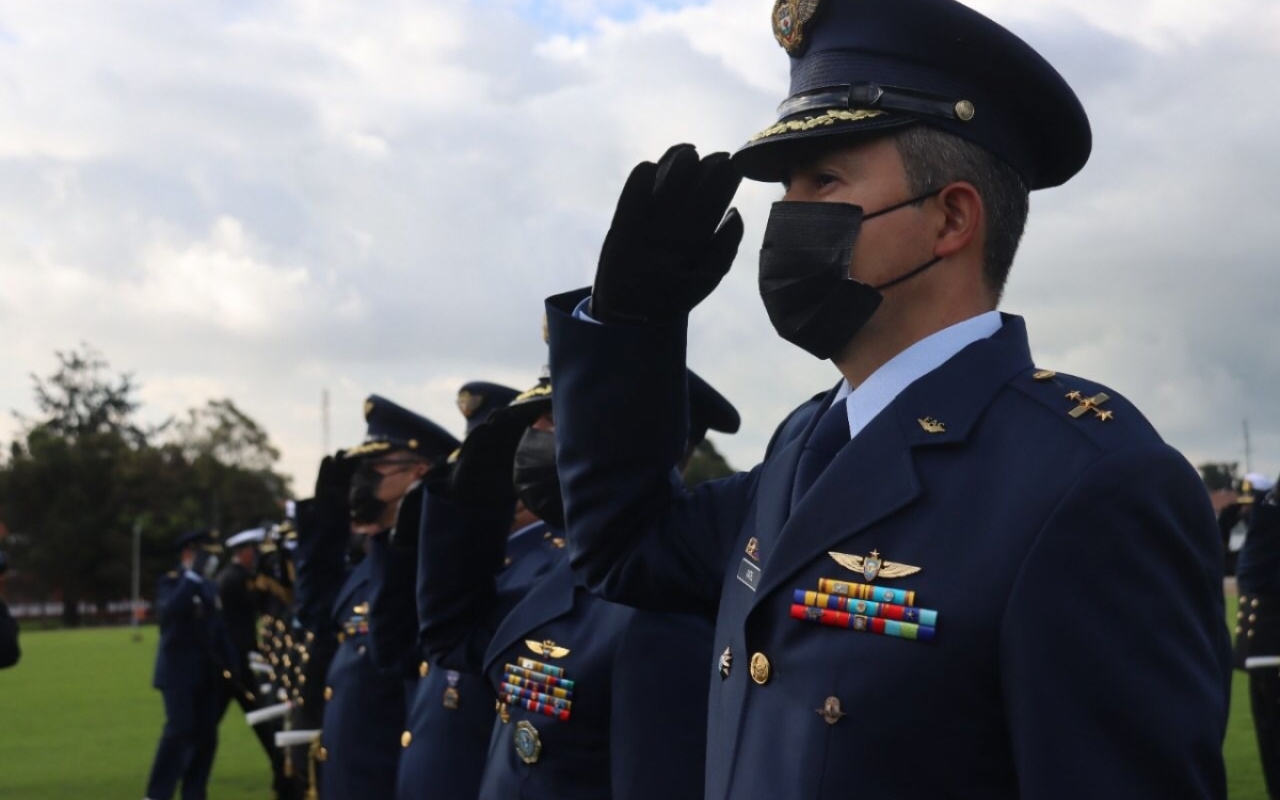 16 Oficiales de su Fuerza Aérea Colombiana ascendieron al grado de Coronel en Bogotá