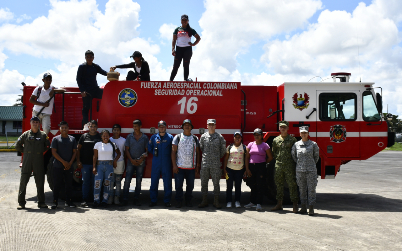 Capacitación en control de incendios a comunidad indígena es liderada por su Fuerza Aérea en el Caquetá