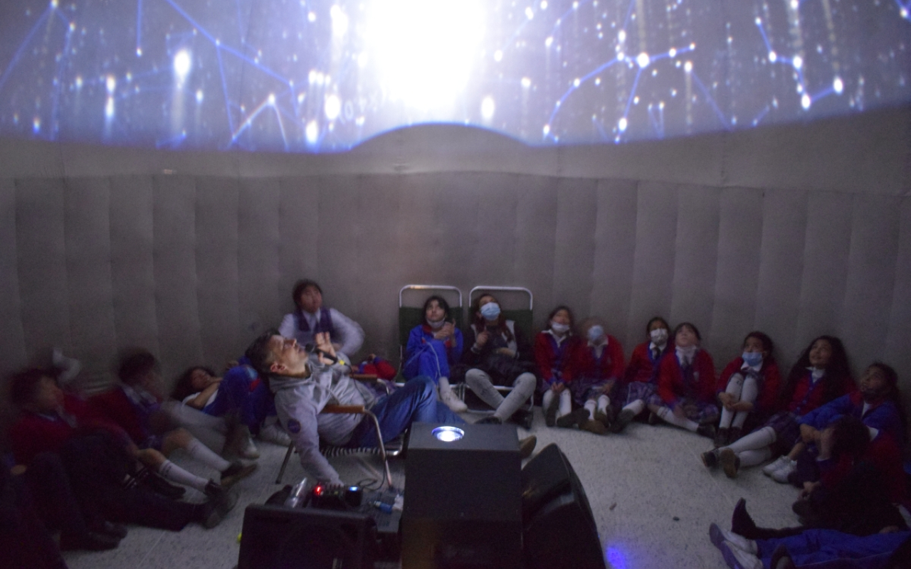 Niños conocieron el espacio, el universo y las galaxias en inmersión con la Fuerza Aérea Colombiana