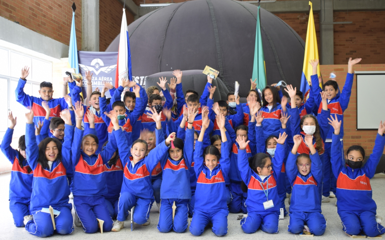 Niños conocieron el espacio, el universo y las galaxias en inmersión con la Fuerza Aérea Colombiana