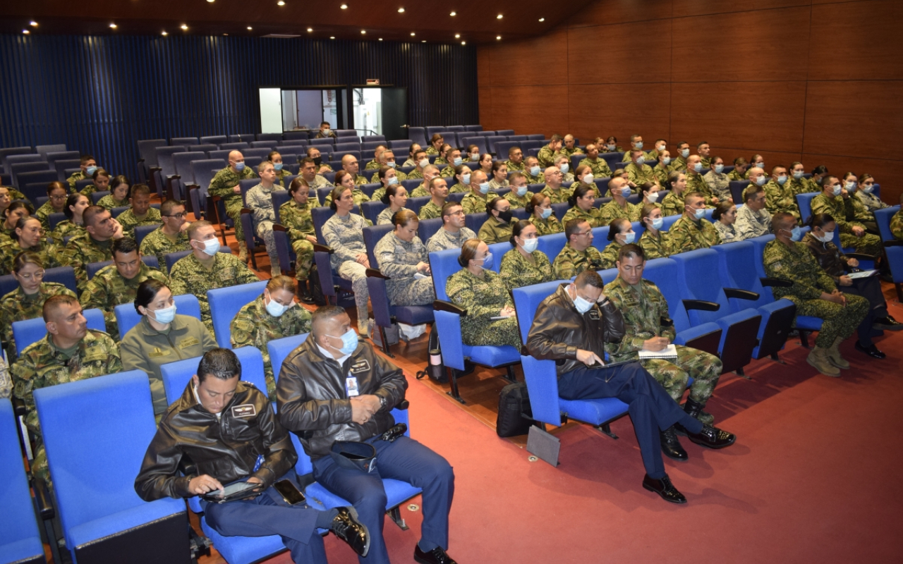 Instalaciones del Comando Aéreo de Mantenimiento fueron visitadas por alumnos de la Escuela Superior de Guerra