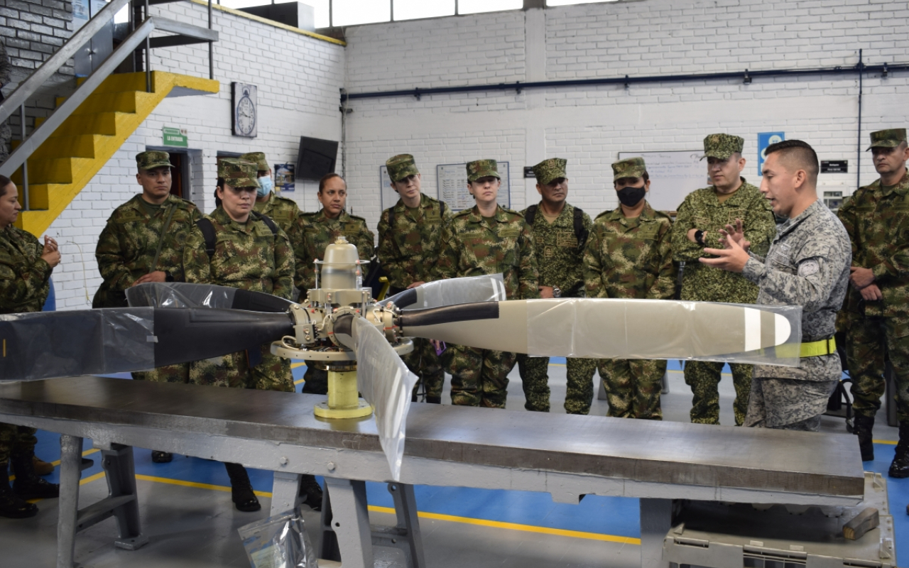 Instalaciones del Comando Aéreo de Mantenimiento fueron visitadas por alumnos de la Escuela Superior de Guerra