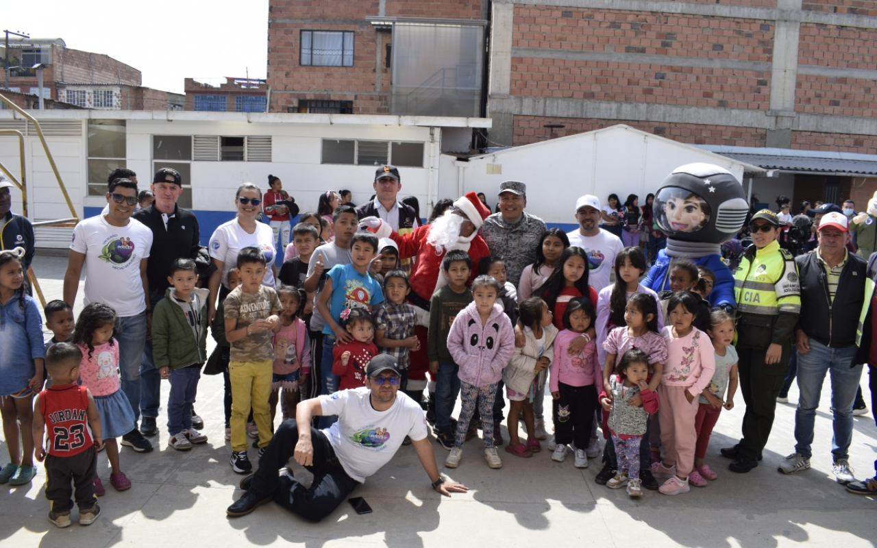Niños de los diferentes sectores de Madrid celebran la navidad con su Fuerza Aérea Colombiana