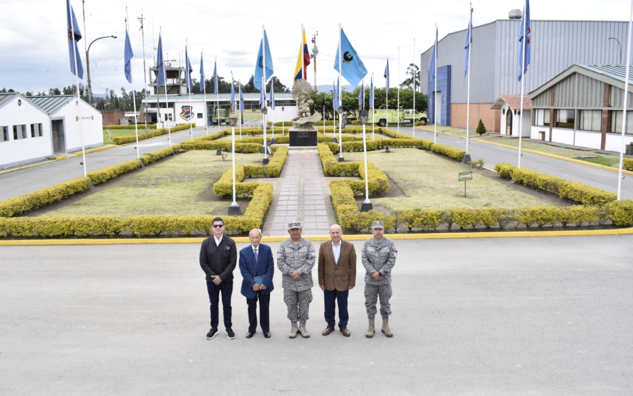 Excomandantes visitan las instalaciones del Comando Aéreo de Mantenimiento